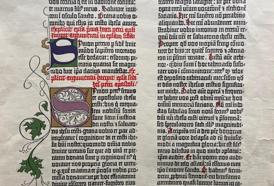 Fragments no grāmatas ar tekstu, kurš ir gotiskajā rakstības stilā ar dekoratīviem lapu ornamentiem