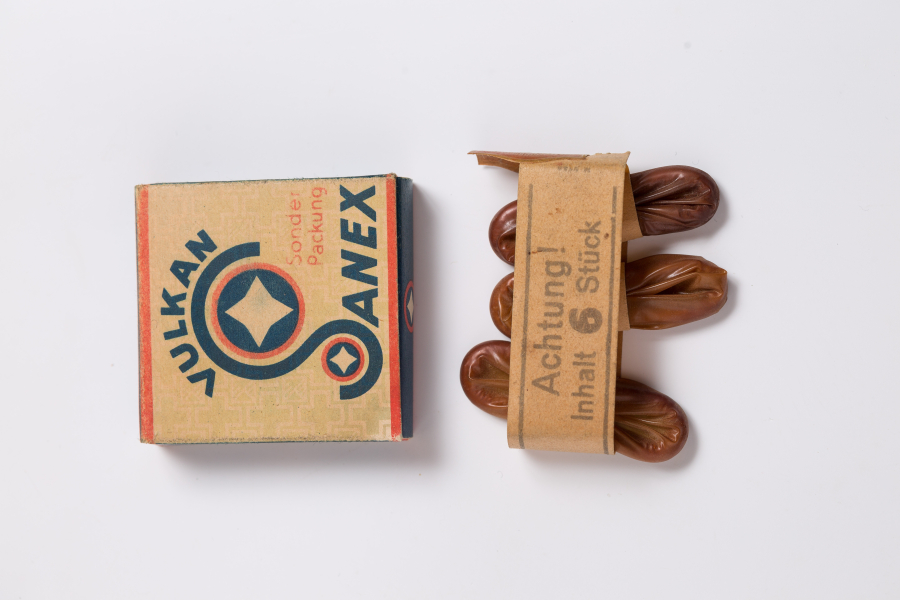 Vintage DANEX zīmola apavu krēma iepakojums ar nelielu kartona kastīti un sešām ovālas formas lakas kūciņām, kas ietītas papīrā, uz kuras uzdrukāts 