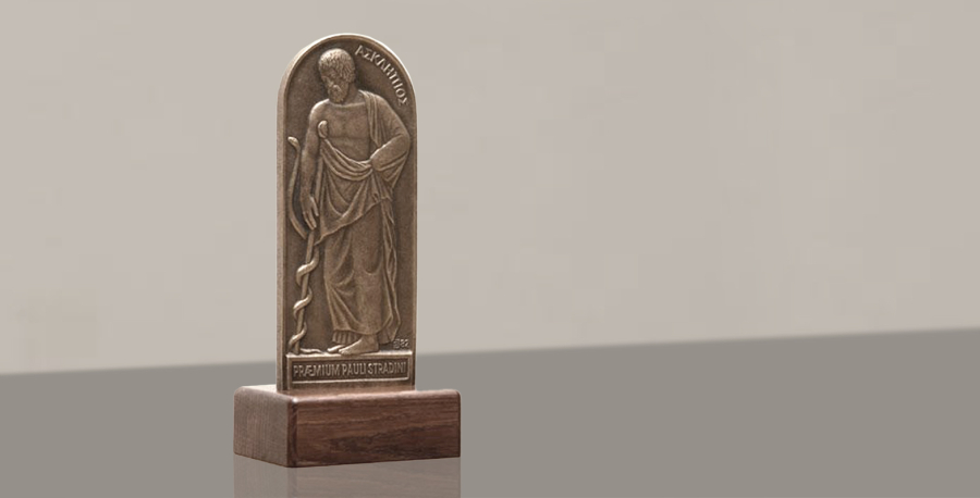 Stāvošas figūras bronzas statuja ar iegravētu tekstu 