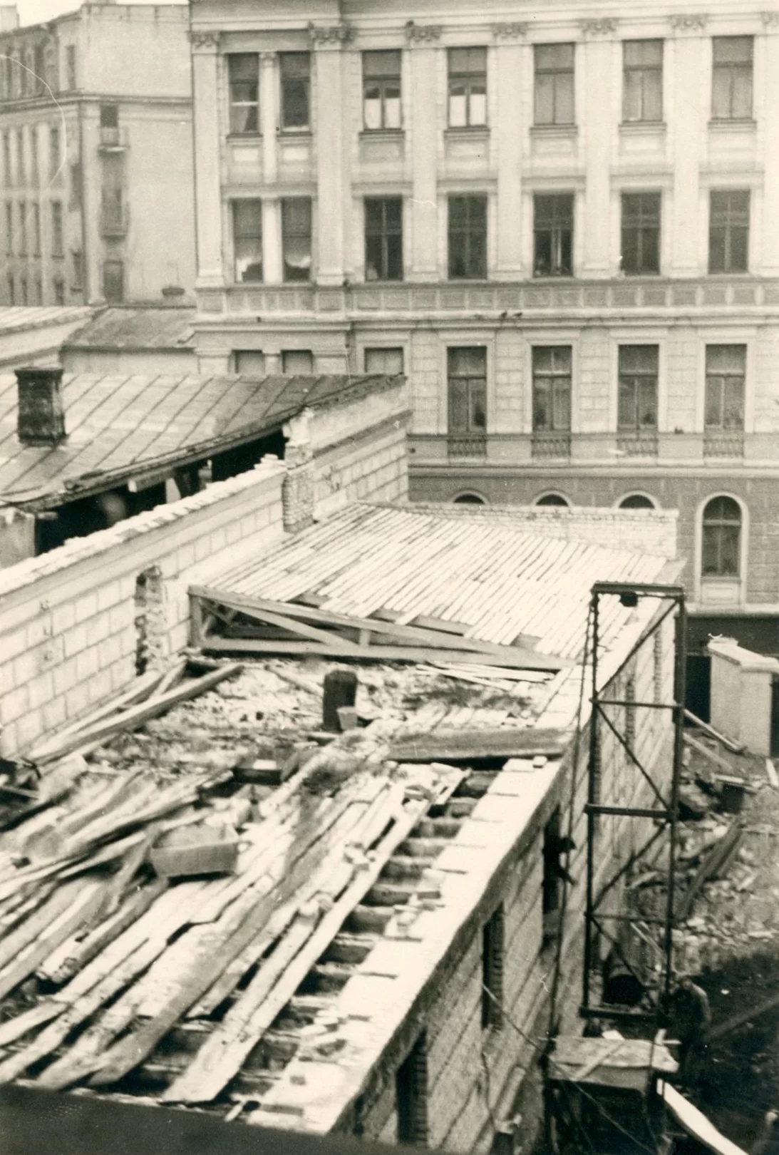 Muzeja ēkas piebūves fotogrāfija, kurā redzama tās būvēšana. Uz jumta atrodas dažādi gruveši, blakus atrodas lielas kāpnes.