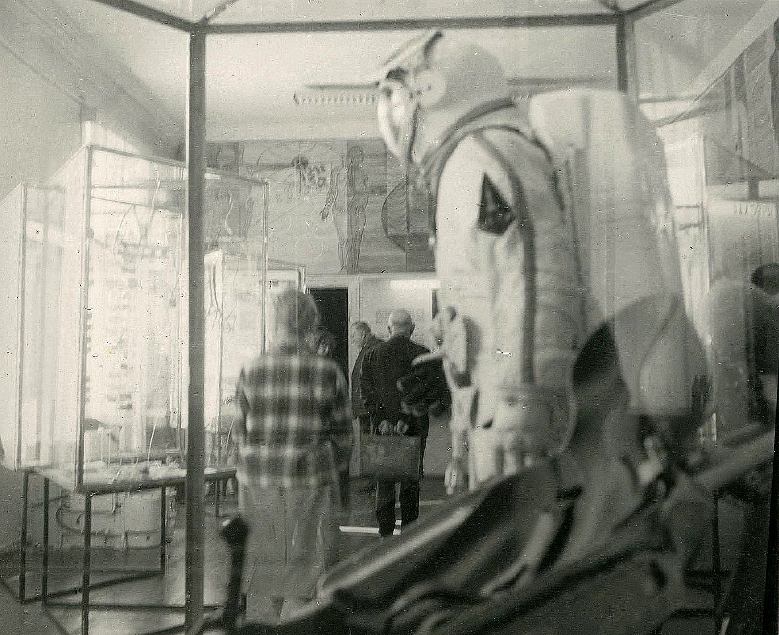 Priekšplānā redzams manekens astronauta tērpā. Fonā redzamas dažādas citas ekspozīcijas un uz sienas atrodas ilustrācija ar anatomiskiem motīviem.